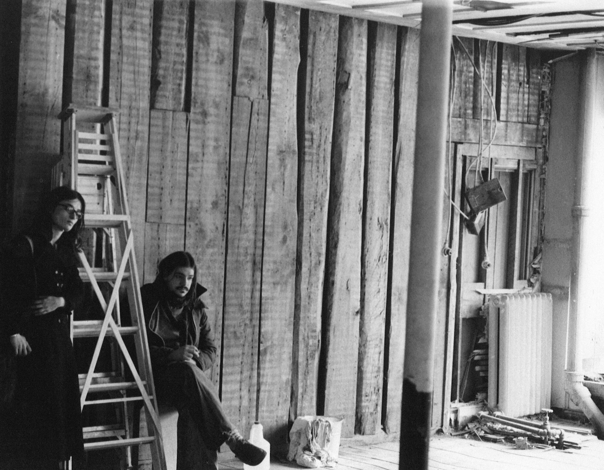 [ Fig. 35 ] Marc Paradis au Café-théâtre Le Hobbit, 197?.