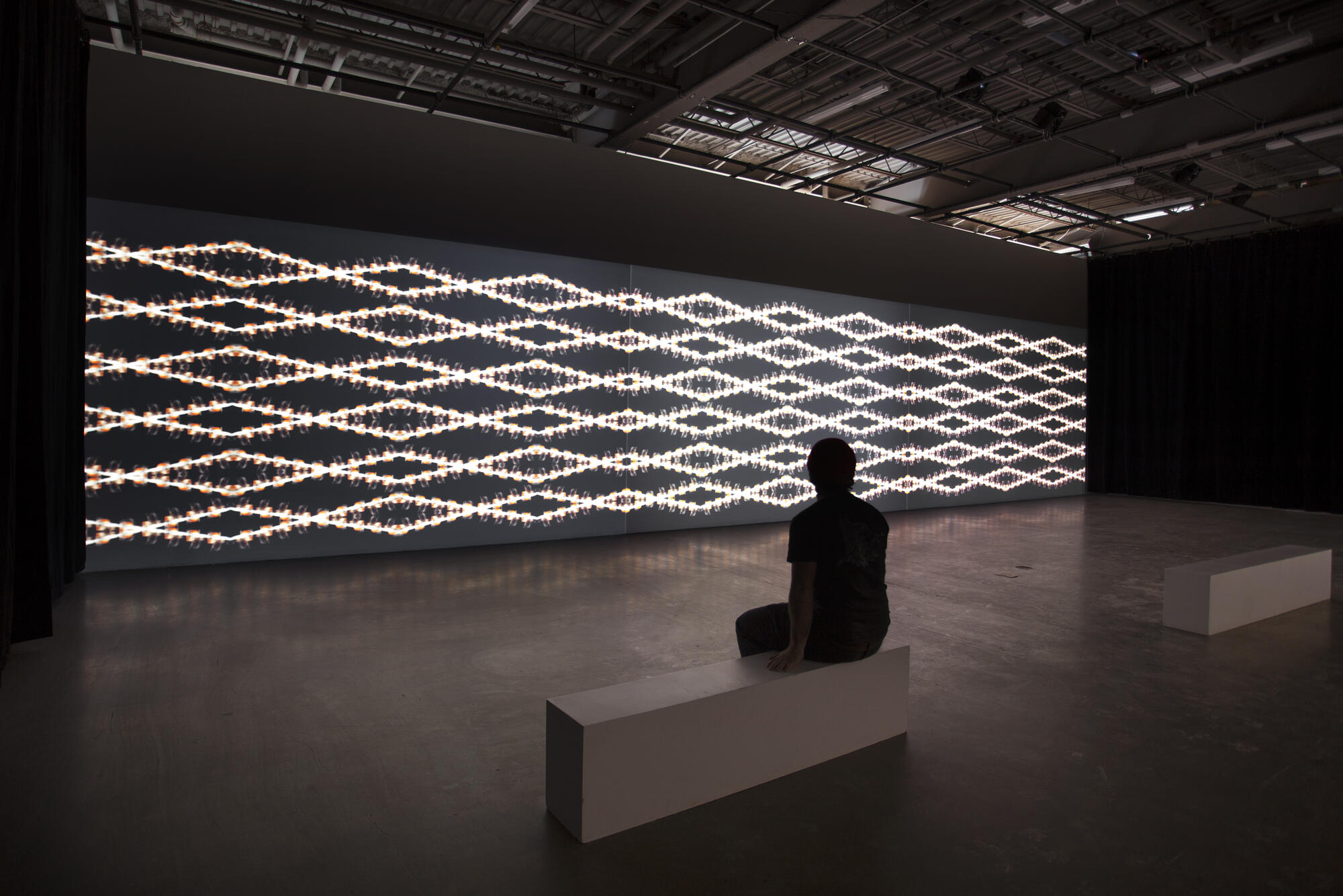 [ Fig. 04 ] <i>Études vidéographiques pour instruments à cordes</i>, 2015. Installation vidéo en HD, 5:1 à 3 canaux synchronisés, 2,26 x 68,82 m, 16 min 57 s. Avec le Quatuor Bozzini : Mira Benjamin (violon), Isabelle Bozzini (violoncelle), Stéphanie Bozzini (alto), et Clemens Merkel (violon). Crédit photo : Charles-Frédérick Ouellet, L'Œil de Poisson, 2017.