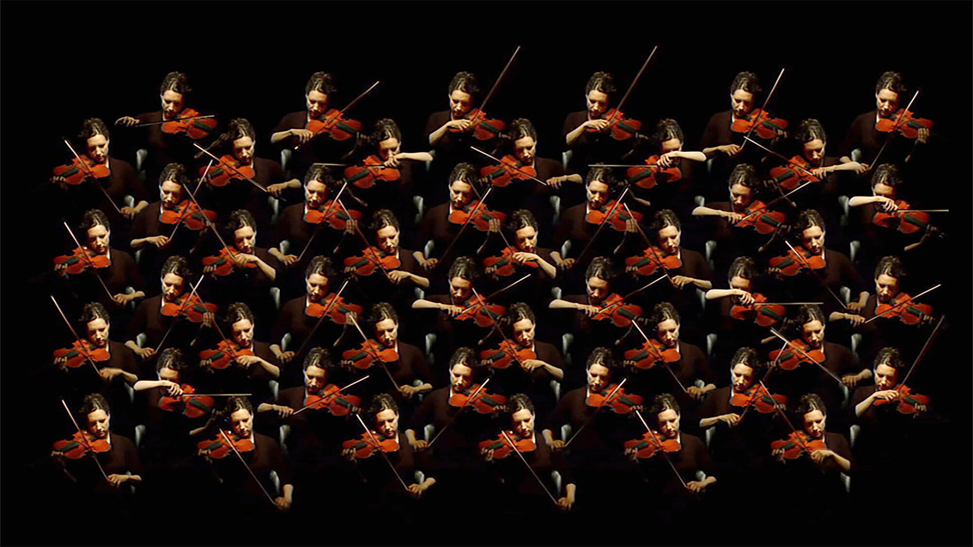 [ Fig. 11 ] <i>Études vidéographiques pour instruments à cordes</i> (2015). Détail d'un canal. Installation vidéo en HD, 5:1 à 3 canaux synchronisés, 2,26 x 68,82 m, 16 min 57 s. Avec le Quatuor Bozzini : Mira Benjamin (violon), Isabelle Bozzini (violoncelle), Stéphanie Bozzini (alto), et Clemens Merkel (violon).