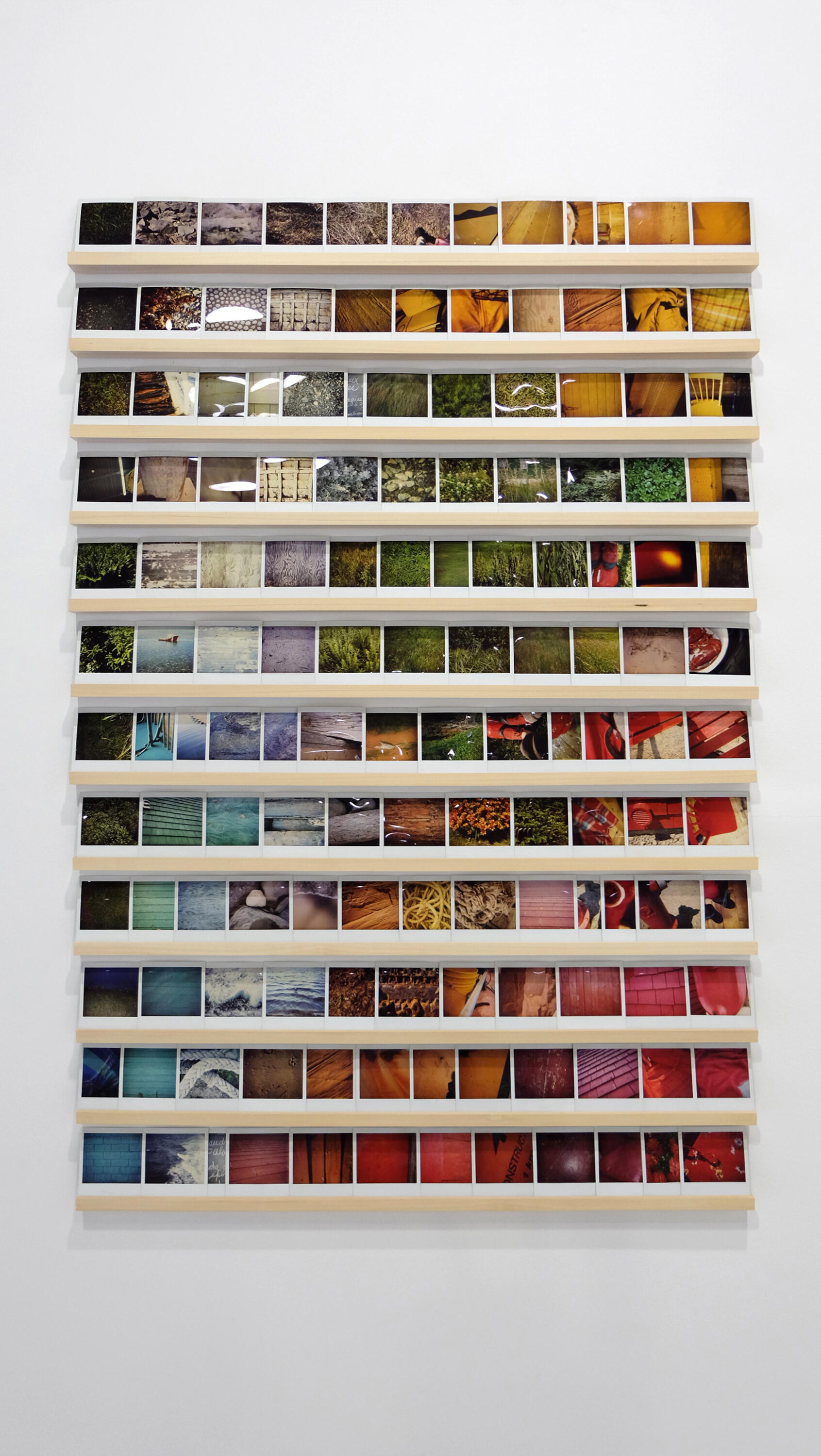 [ Fig. 04 ]  <i>Déviation chromatique</i>, 1998-2016. Photographies Polaroid Spectra et tablettes de tilleul. 60 x 40 pc.