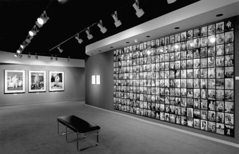 [ Fig. 05 ] <i>Le Miroir, le marteau, et la scène</i> (vue d'exposition), Museum of Contemporary Photography, 1990. Photo : Donigan Cumming.