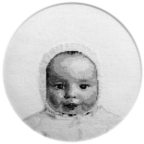 [ Fig. 08 ] <i>Portrait de James</i>, 2004. Broderie du corpus Pixels et petits points. Toile Aida, fil de coton et encadrement de 21,5 x 12,5 pc.