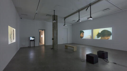 [ Fig. 08 ] Monique Moumblow, 1970, Sans paroles, 2014, installation, presented as part of Monique Moumblow - Comptions / Pale Shadows, VOX, centre de l'image contemporaine, Montréal, 2019-2020 ; curated by Nicole Gingras. Photo © Michel Brunelle
