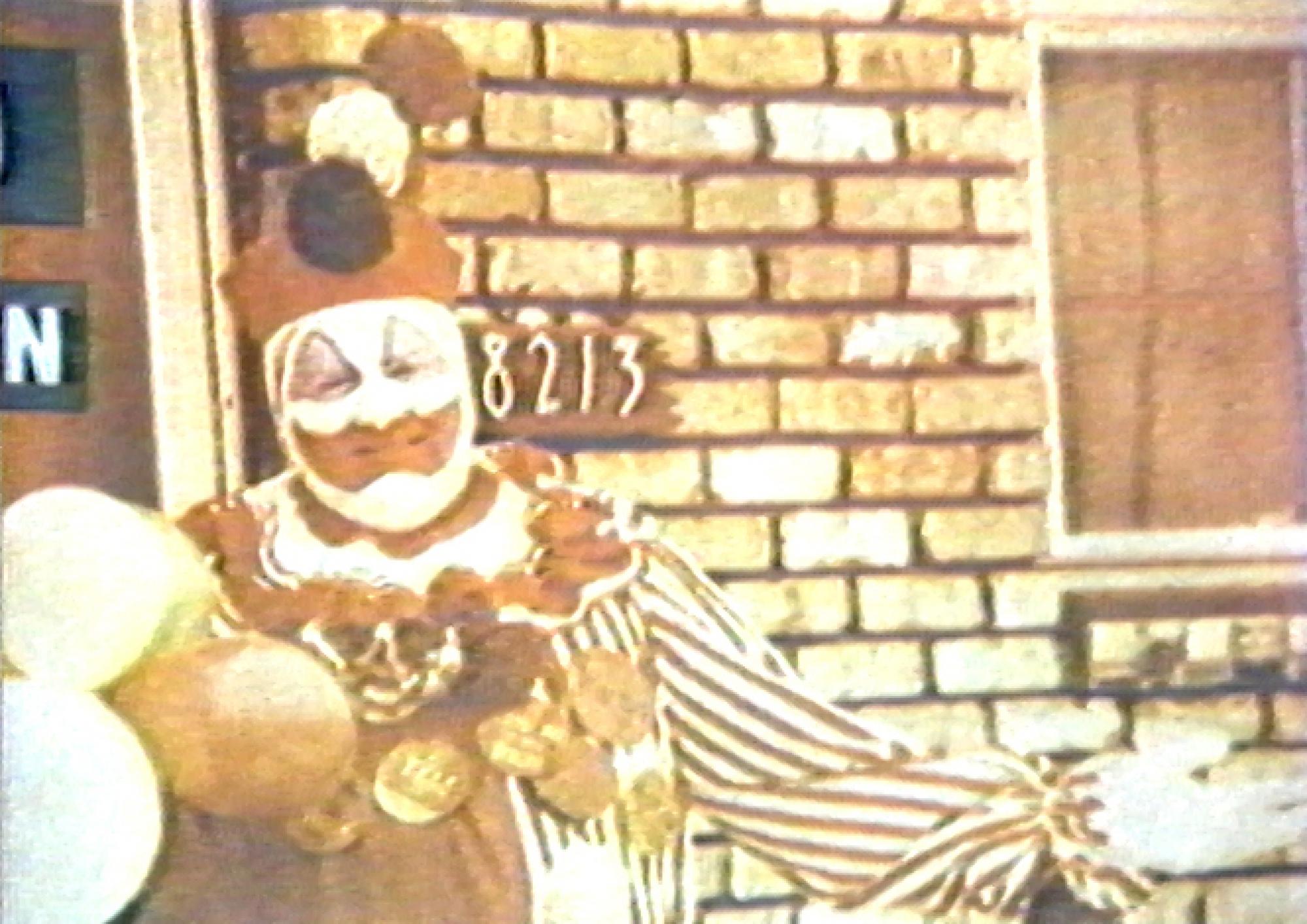 [ Fig. 25 ] Photo de John Wayne Gacy dans <i>Le voyage de l'ogre</i> (capture vidéo), 1981.