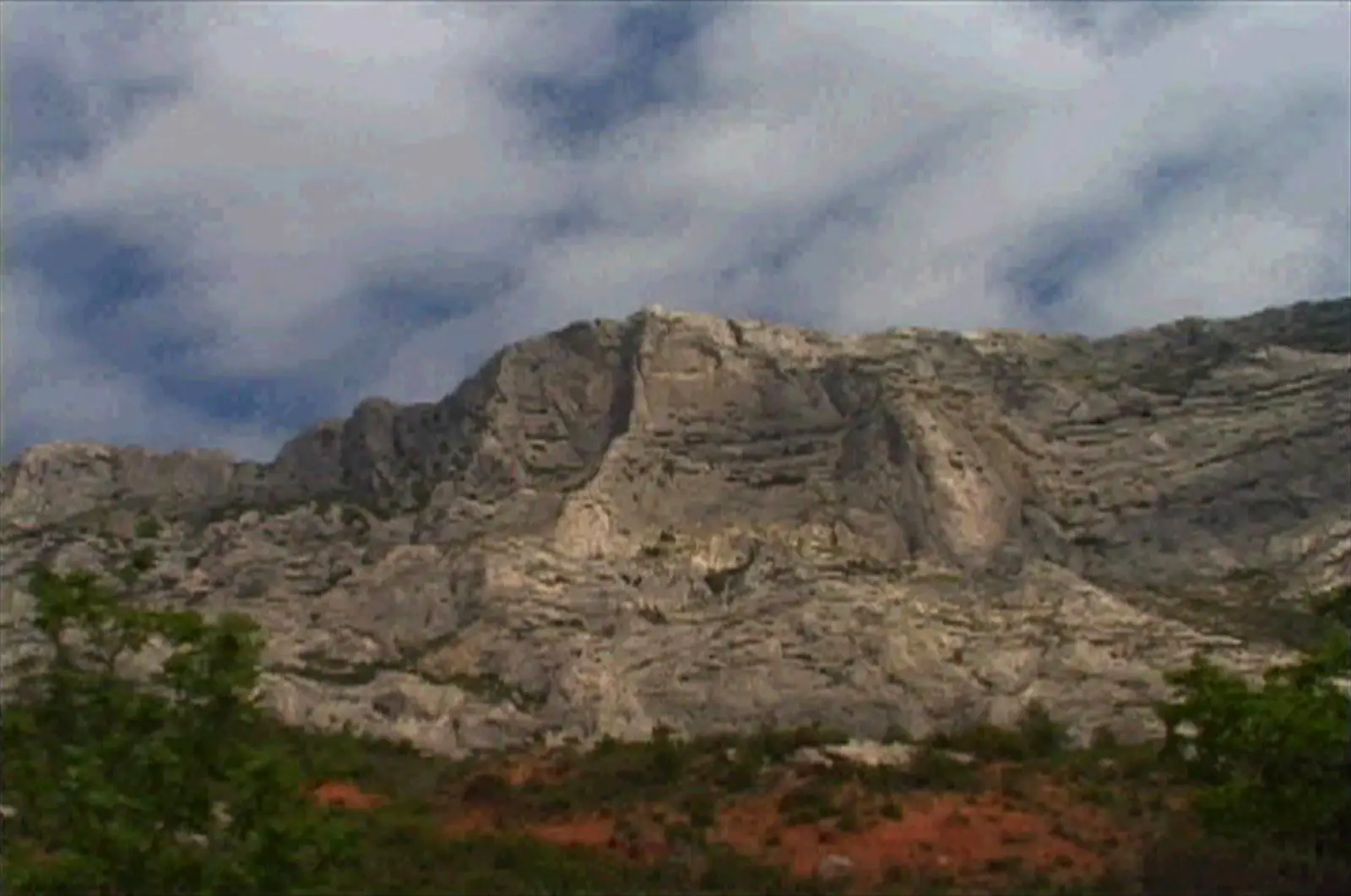 [ Fig. 07 ]  <i>La Montagne Sainte-Victoire</i>, 2007. Vidéo SD en HD, 5:27. (Capture vidéo.)