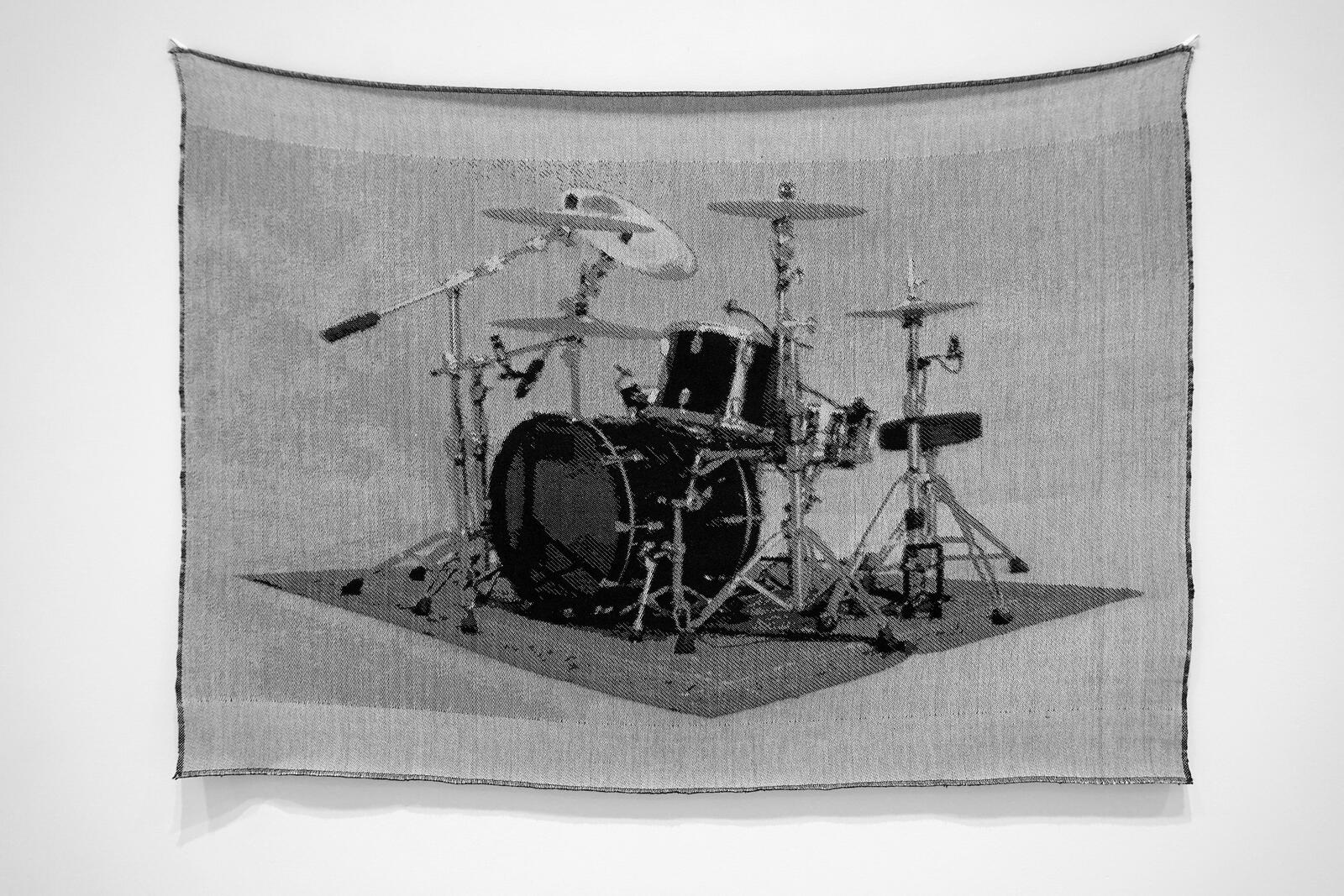 [ Fig. 15 ] <i>C'est beau un drum</i>, 2013. De la série des jacquards de HIT. Tissage jacquard. Fils de coton. 28 x 40,5 pc.